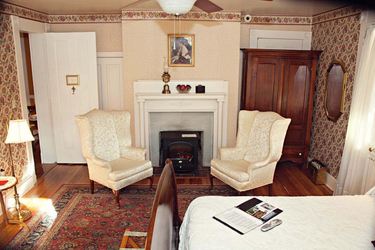 The Carriage Inn Bed And Breakfast Чарлз-Таун Екстер'єр фото