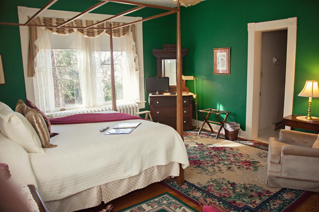 The Carriage Inn Bed And Breakfast Чарлз-Таун Екстер'єр фото