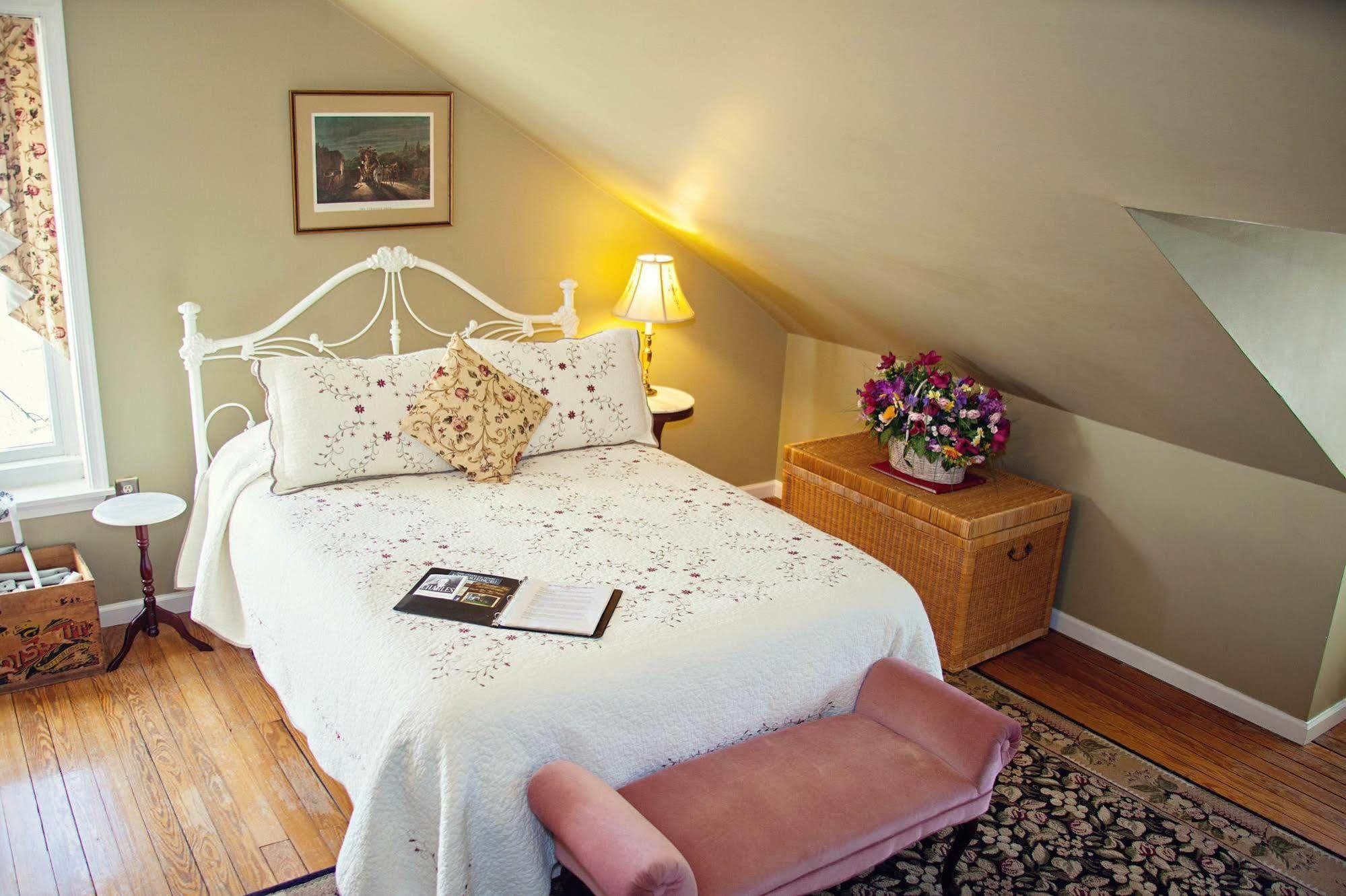 The Carriage Inn Bed And Breakfast Чарлз-Таун Екстер'єр фото