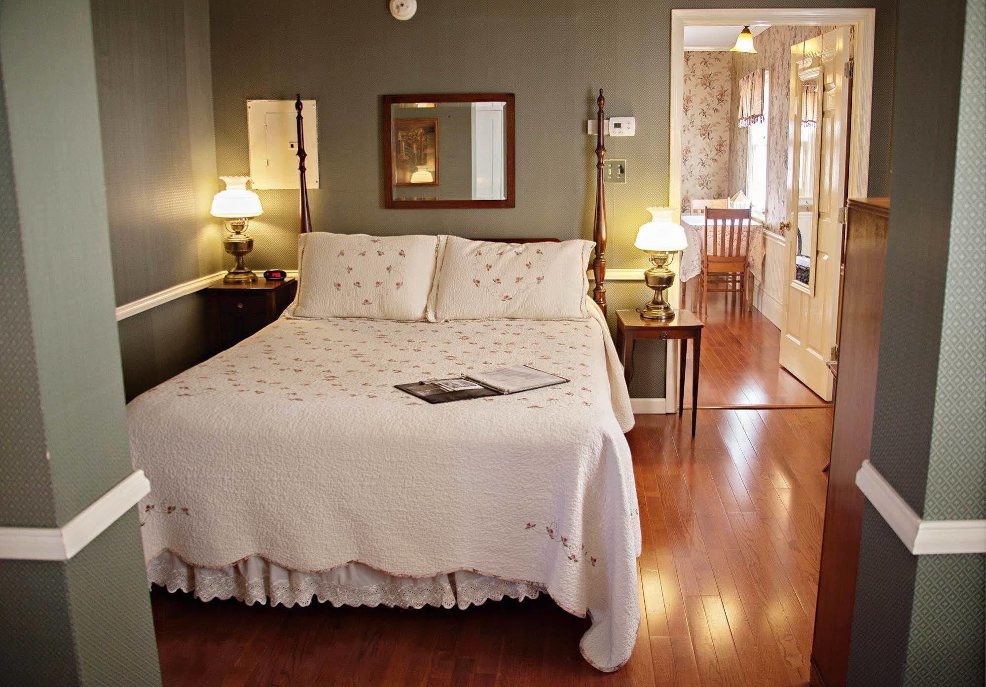 The Carriage Inn Bed And Breakfast Чарлз-Таун Екстер'єр фото