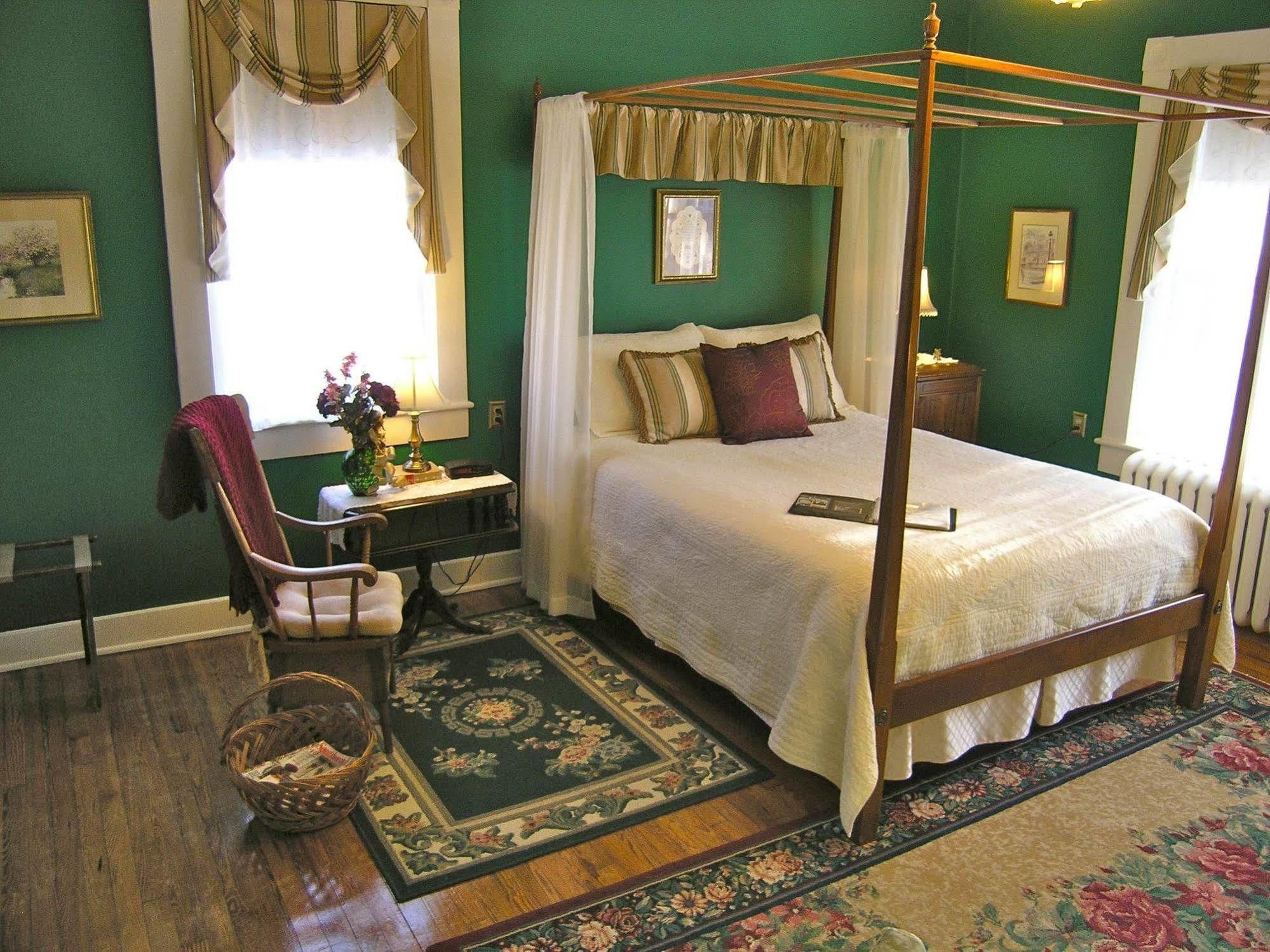 The Carriage Inn Bed And Breakfast Чарлз-Таун Екстер'єр фото